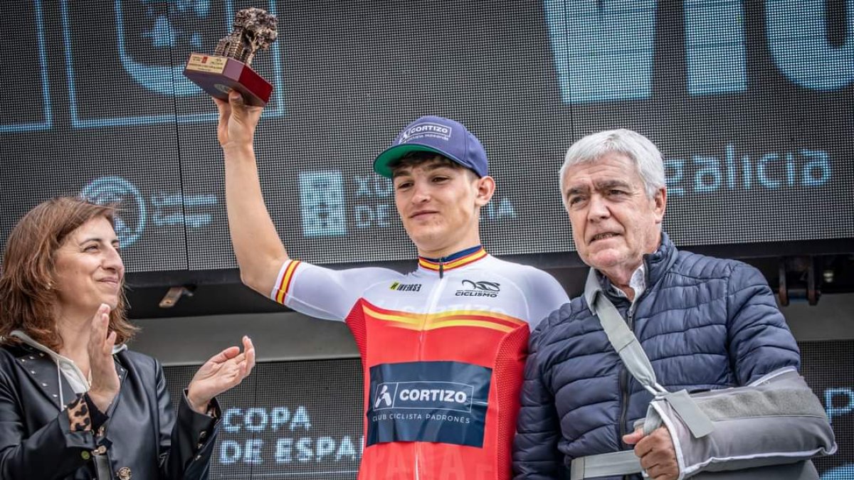 Cavia levanta el Trofeo de la Copa de España