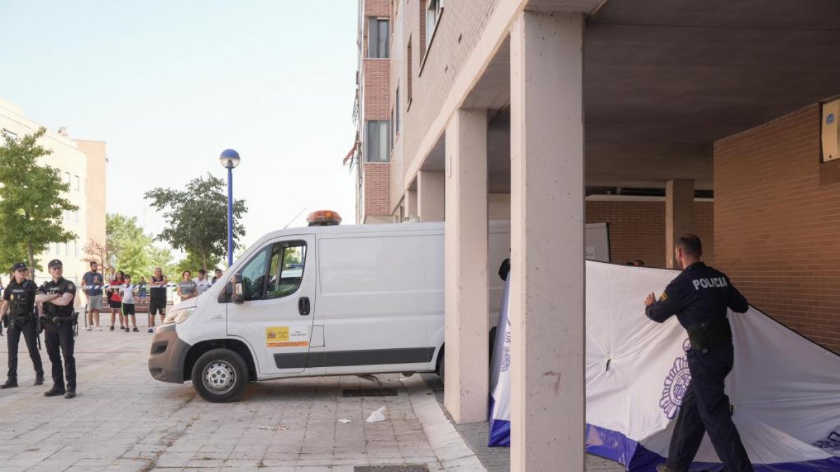 Momento del levantamiento del cadáver de la mujer hallada muerta en Pajarillos.