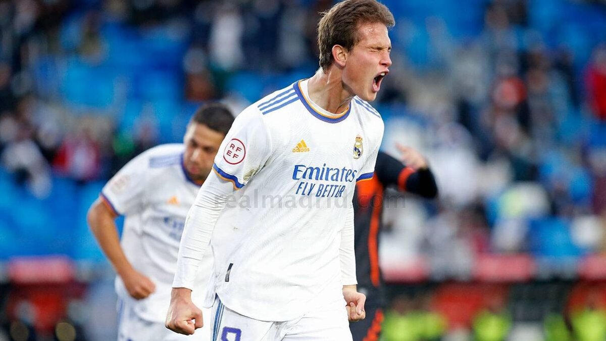 El delantero Juanmi Latasa celebra un gol con  el Real Madrid Castilla.