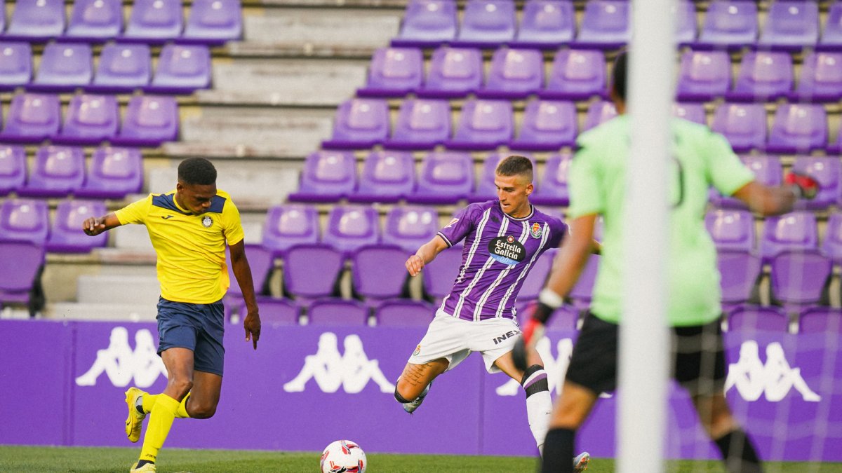 Biuk tira a puerta durante el amistoso contra el Pau en Zorrilla.