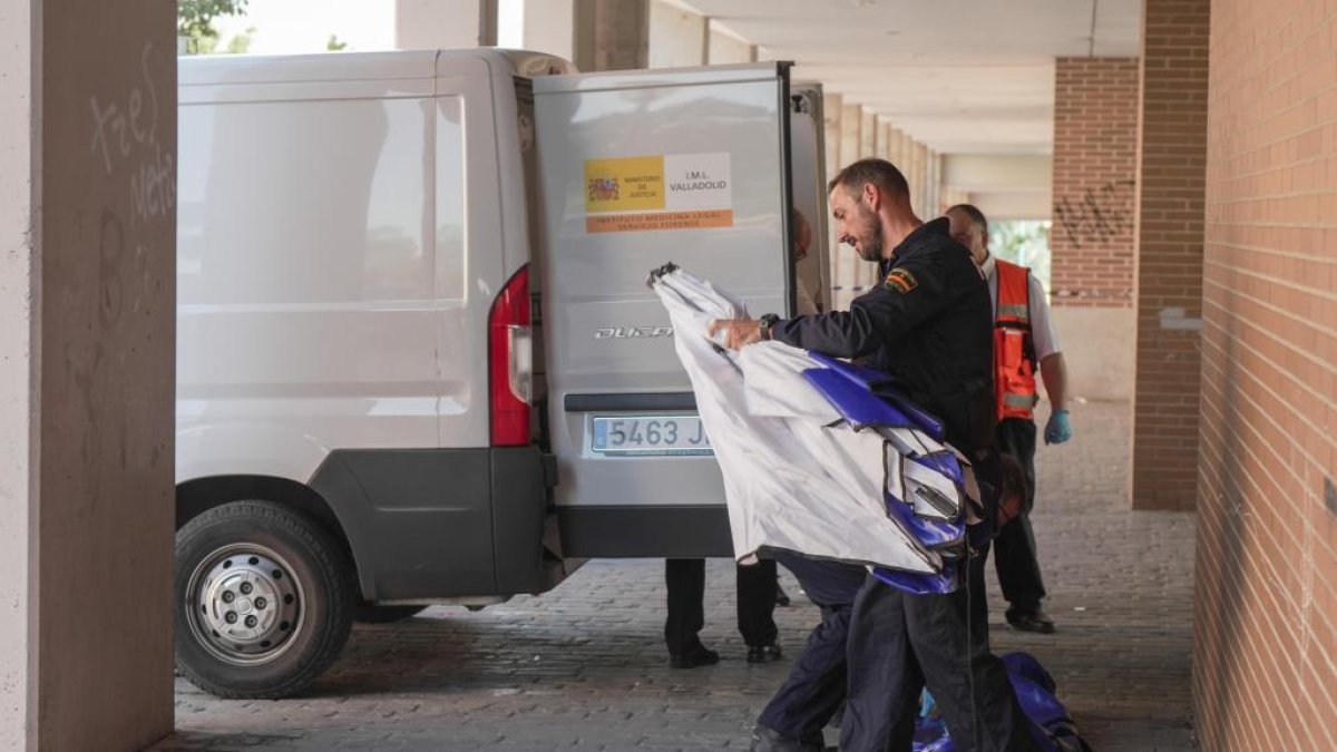 Momento de la retirada del cadáver de la mujer asesinada en Pajarillos.