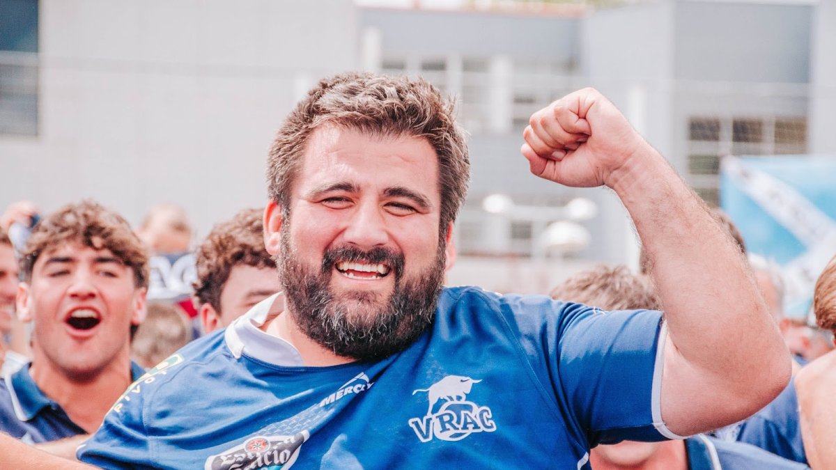 Alberto Blanco celebra su último título: la Liga 23-24 ganada en campo del Burgos.