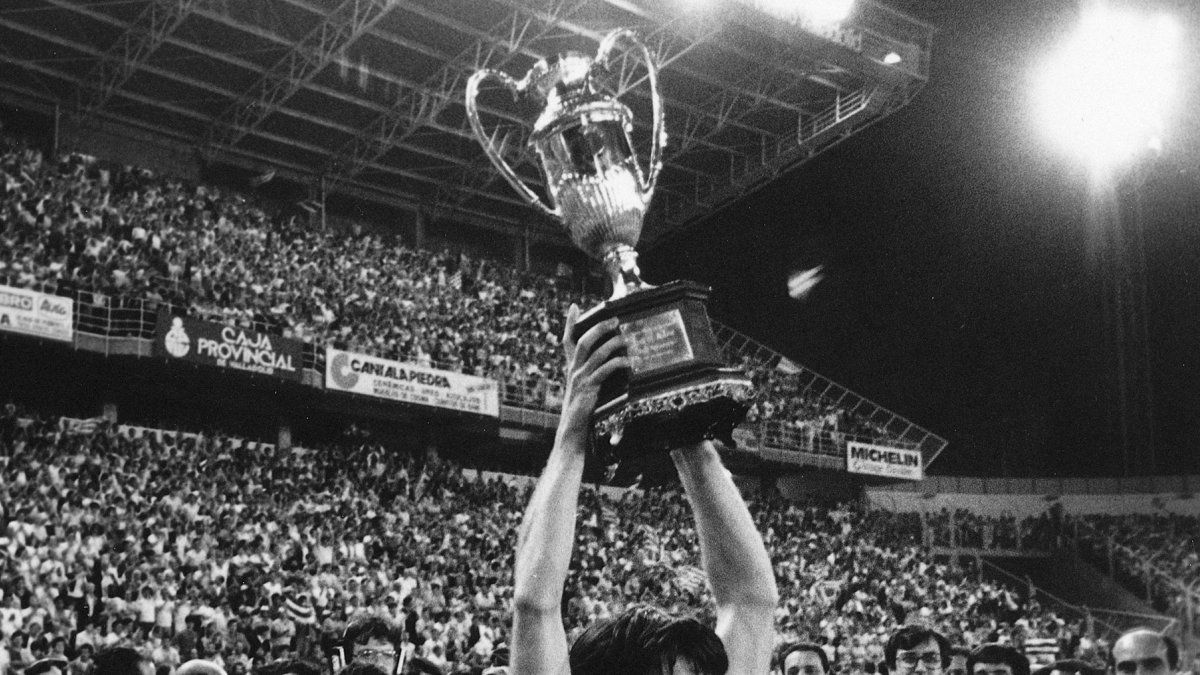 El capitán Pepe Moré alza la Copa de la Liga de 1984.