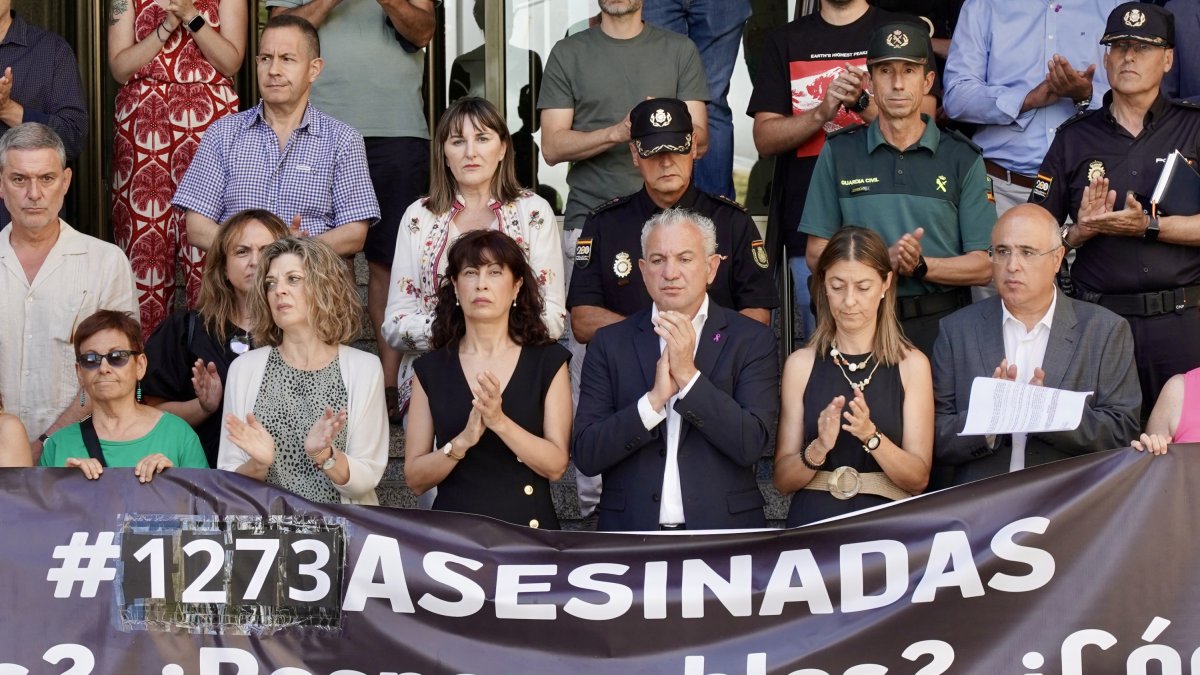 Celebración de un minuto de silencio ante la Delegación del Gobierno.