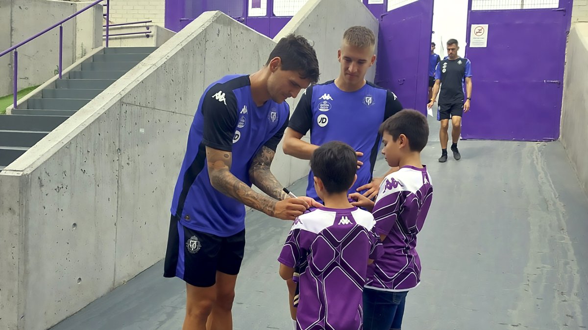 Los croatas Juric y Biuk firman autógrafos a niños tras un entrenamiento.