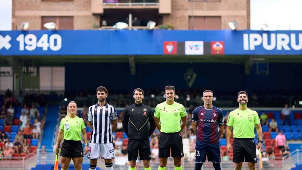 Silvia Fernández, con Milla, Aguilera y los capitanes.