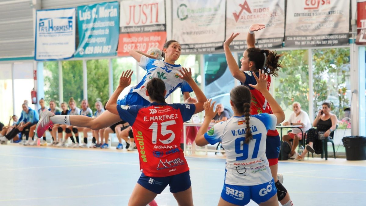 Acción de ataque del Aula durante el partido ante el Guardés.