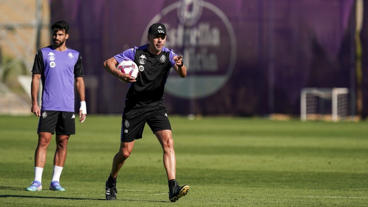 Pezzolano da una orden durante un entrenamiento.