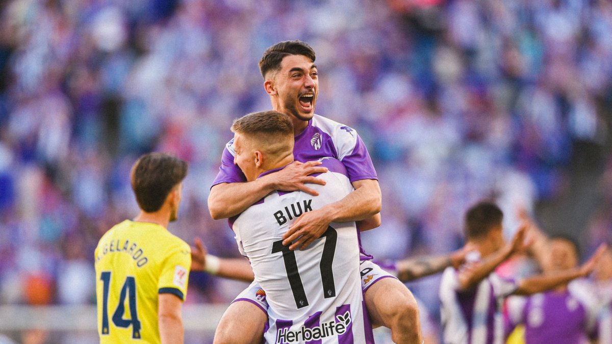 Los extremos blanquivioleta Moro y Biuk celebran el ascenso ante el Villarreal B.