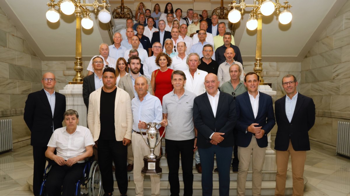 Foto de familia de los ganadores de la Copa de la LIga, representantes actuales del club y autoridades.