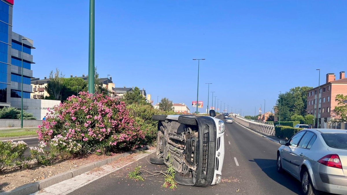 Estado en el que ha quedado la furgoneta tras volcar en la avenida de Zamora