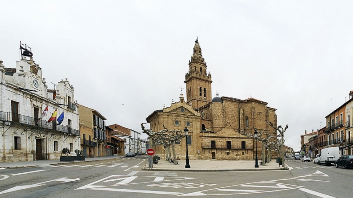 Imagen de archivo de la Plaza Mayor de Nava del Rey, en Valladolid.