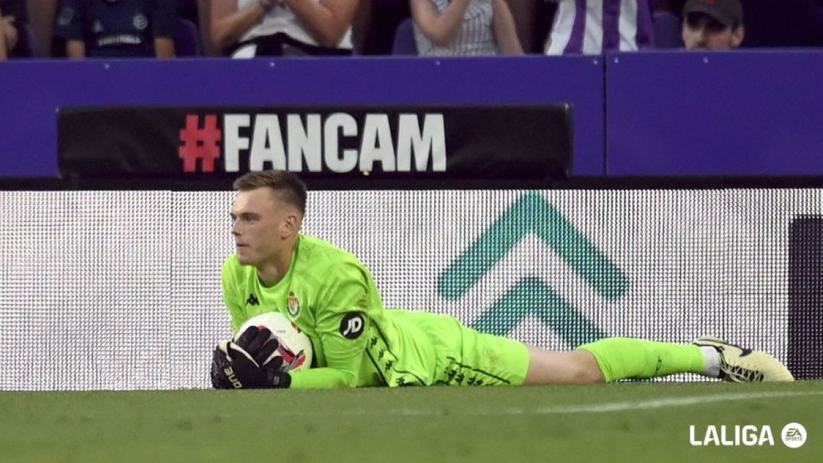 Hein bloca el balón tumbado sobre el césped del José Zorrilla, ante el Espanyol.