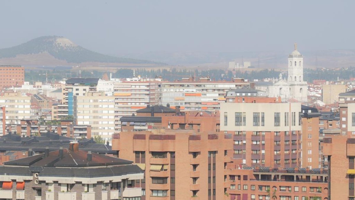 Humo de los incendios de León en Valladolid