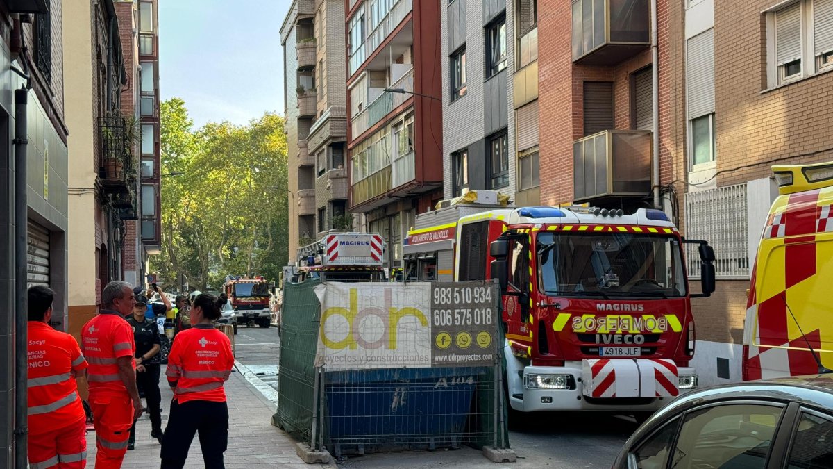 Bomberos en la calle veinte metros de Valladolid, donde tuvo lugar el fuego