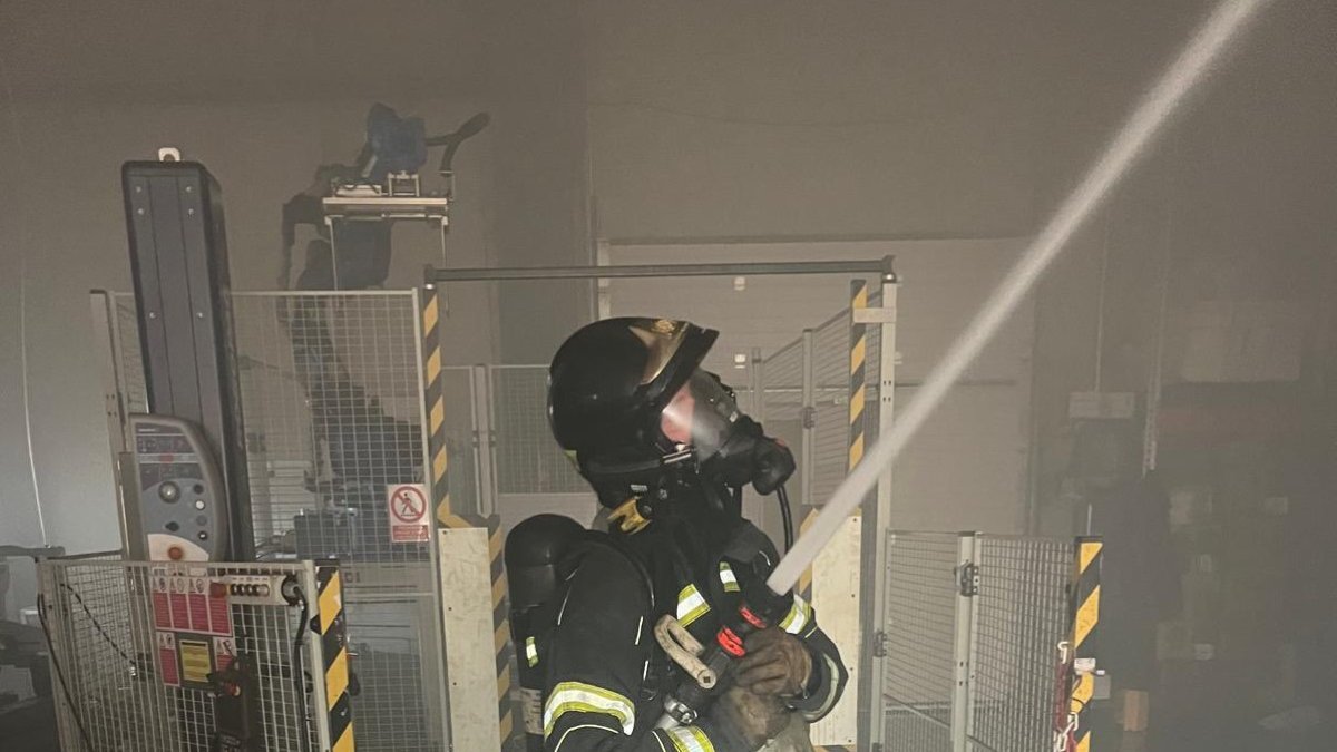 Un bombero trabaja para sofocar el incendio en la bodega de la Ribera de Duero en Valladolid