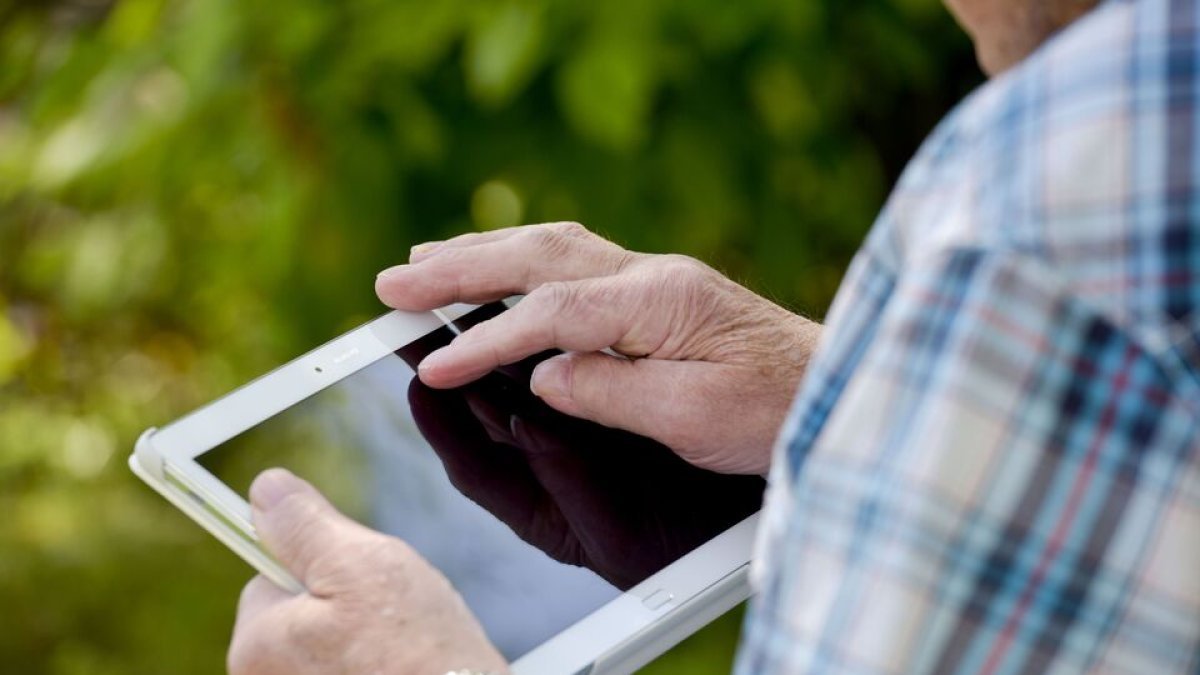 Un hombre con una tablet, en una imagen de archivo.