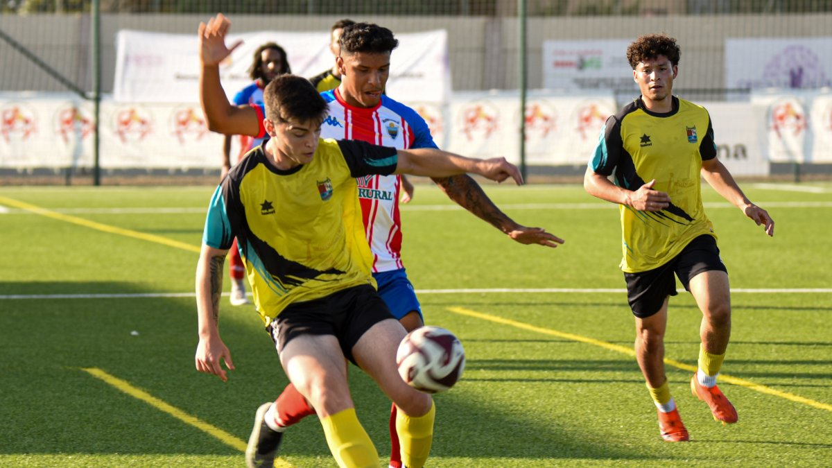 Un jugador del Mojados controla el balón durante el partido.