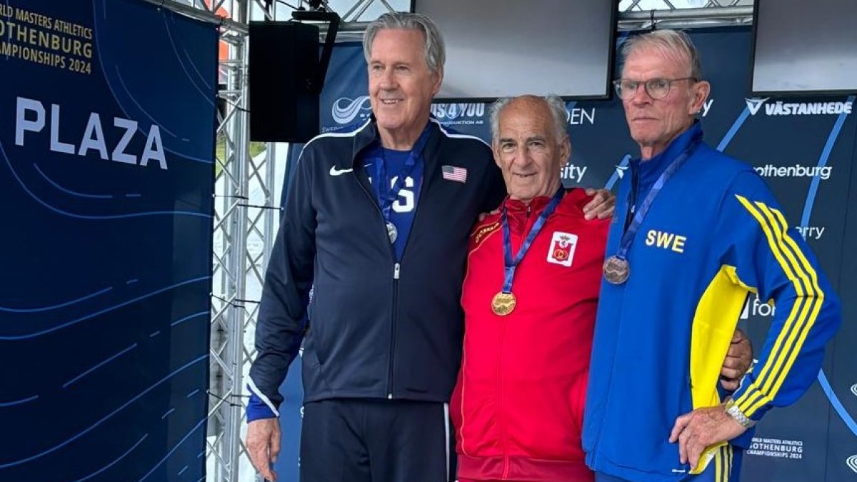 Julio Calvo, en el centro con  la medalla de oro.