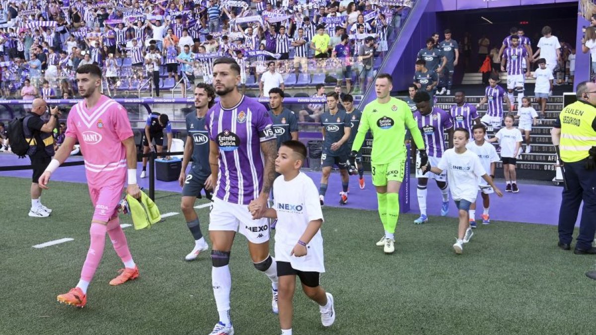 Javi Sánchez sale al campo como capitán, seguido por Hein y Boyomo.