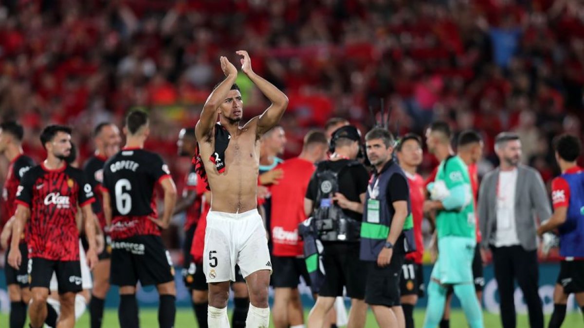 Bellingham aplaude a la afición blanca presente en Son Moix tras el partido del Mallorca.