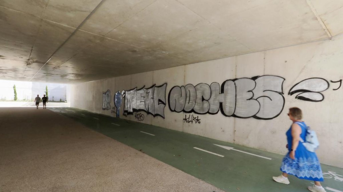 Pintadas en el nuevo paso peatonal de Padre Claret