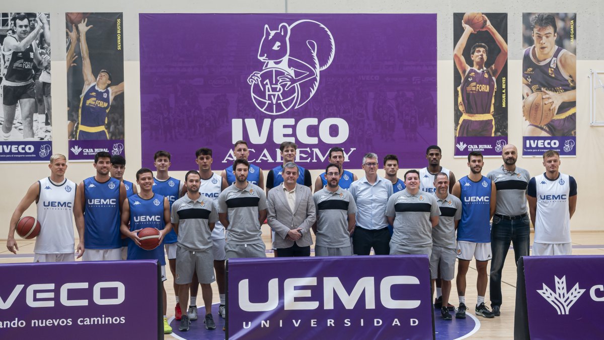 Foto de la plantilla, cuerpo técnico y dirigentes del UEMC Real Valladolid Baloncesto.