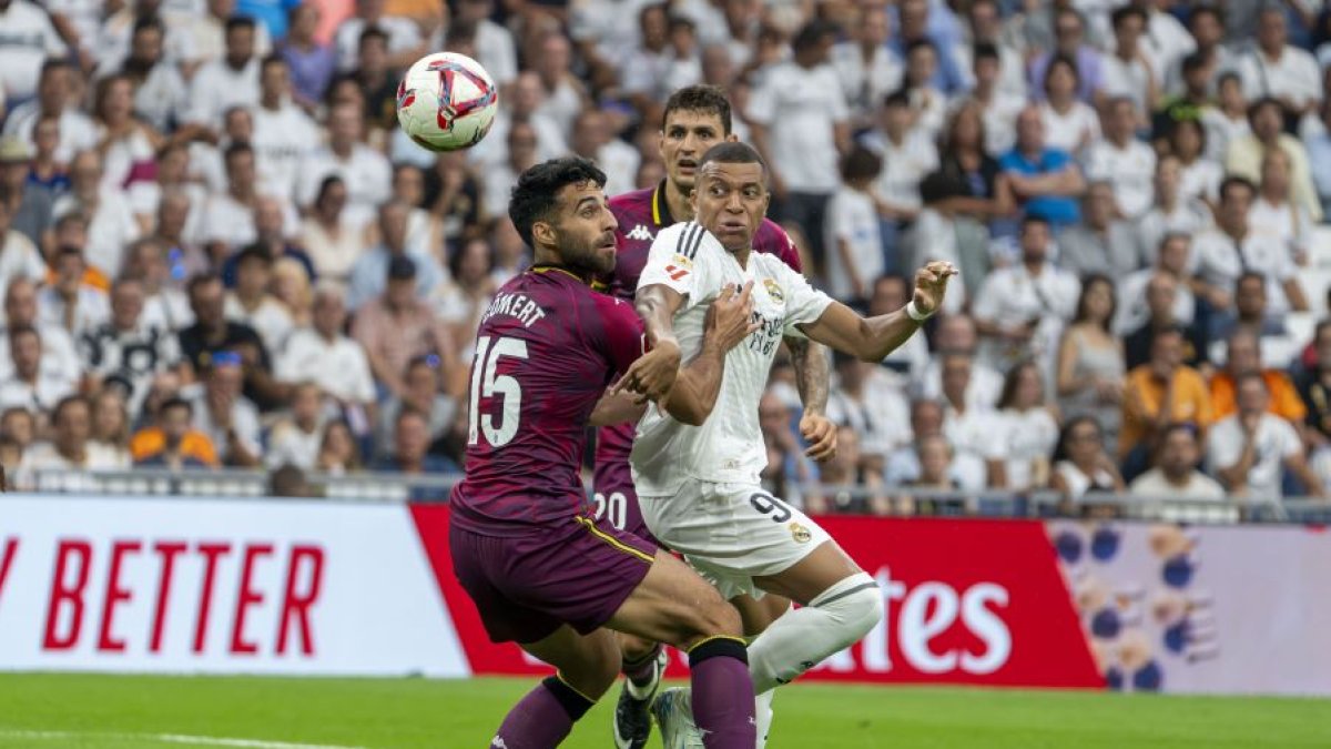 Mbappé intenta el remate entre Cömert y Juric.