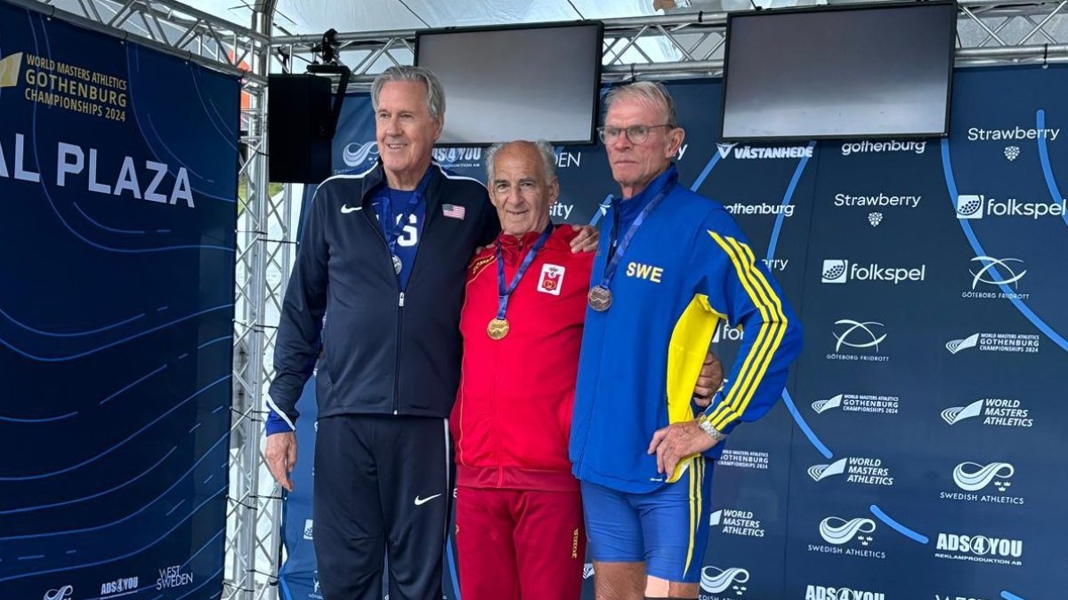 El vallisoletano Julio Calvo, en el centro, posa para foto de podio en el Mundial Master de Gotemburgo.