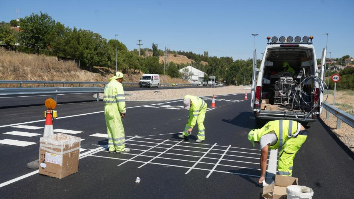 Trabajos de señalización que culminan las obras en la glorieta de salida a Burgos tras eliminar un punto negro.