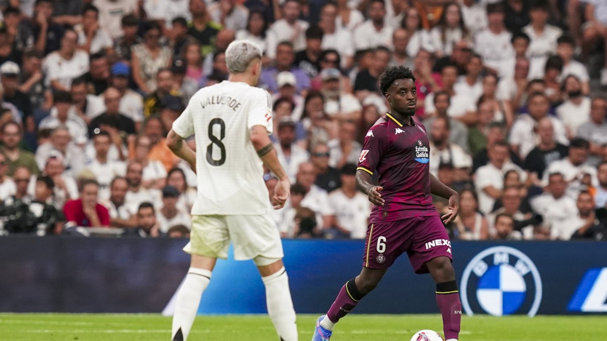 Boyomo controla el balón en presencia de Valverde en el último partido del Real Valladolid en el Bernabéu .