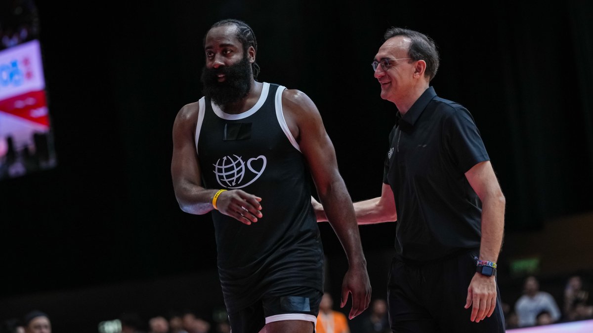 El vallisoletano Hugo López junto al NBA James Harden.