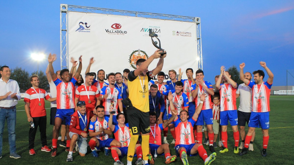 El Atlético Tordesillas levanta el título de campeón.