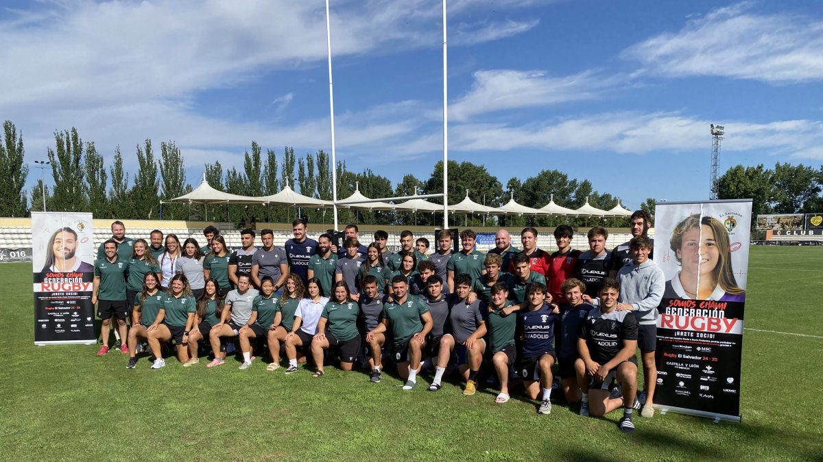 Jugadores y cuerpo técnico de las dos plantillas del CREl Salvador, masculina y femenina, en la presentación de la campaña de socios en Pepe Rojo.