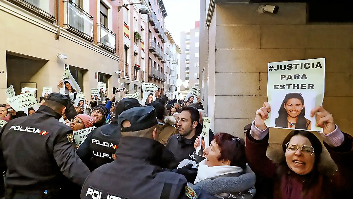 Allegados de Esther López protestan fuera del Juzgado en la declaración de Óscar, el único investigado, el pasado 22 de febrero.