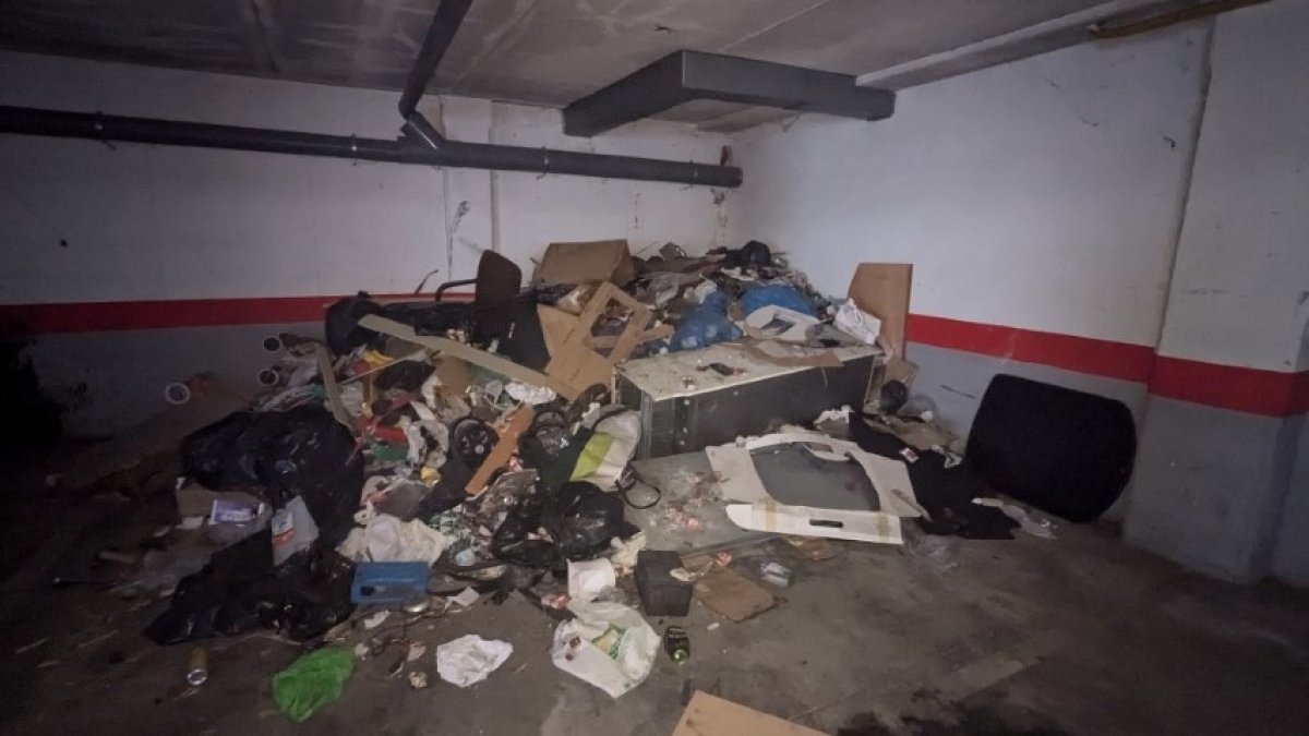 Basura y materiales en desuso acumulados en las viviendas