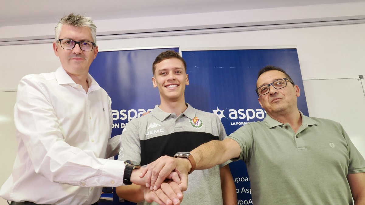 Enrique Peral, Hansel Atencia y Ramón Zayas en la presentación del jugador en Aspasia.