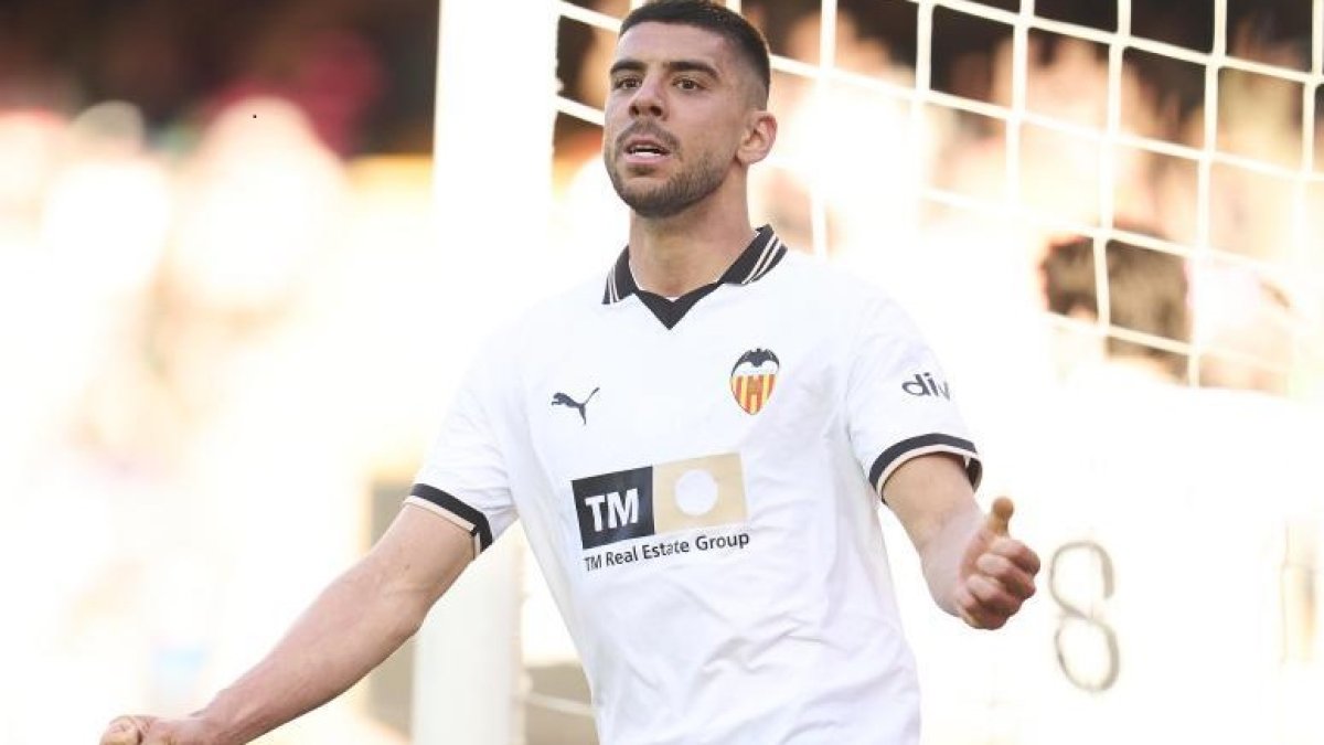 Cenk Özkaçar con la camiseta del Valencia.