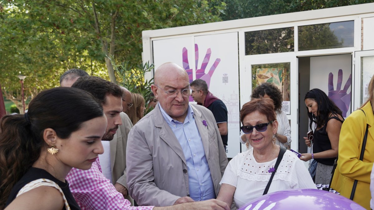 El alcalde de Valladolid, Jesús Julio Carnero, durante la presentación de los puntos violetas