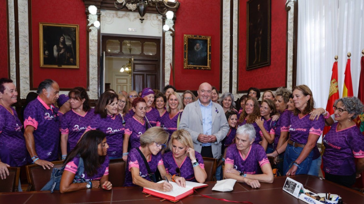 Las Vallkirias de Pisuerga firman en el Libro de Honor del Ayuntamiento de Valladolid