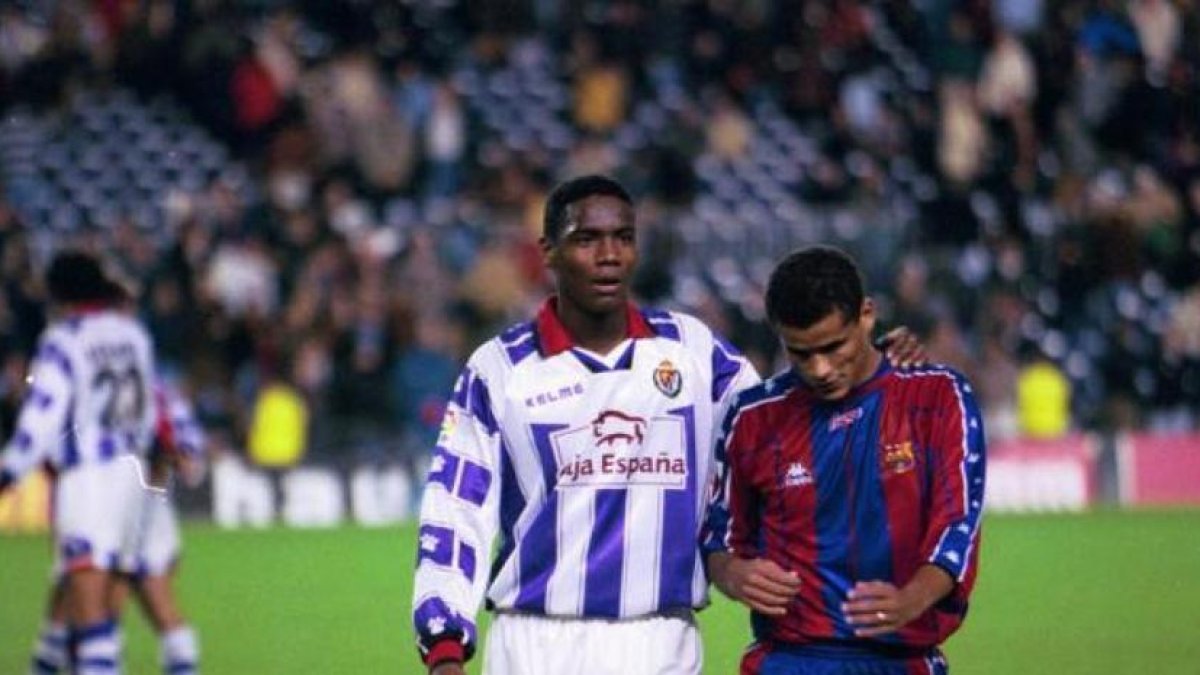 Harold Lozano habla con Rivaldo en el último triunfo blanquivioleta en Barcelona hace 27 años.