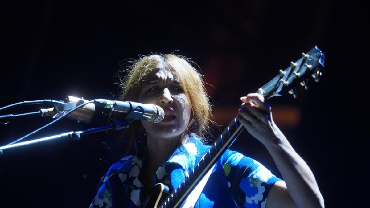 Anni B. Sweet, en un momento de su actuación en la plaza Mayor de Valladolid,