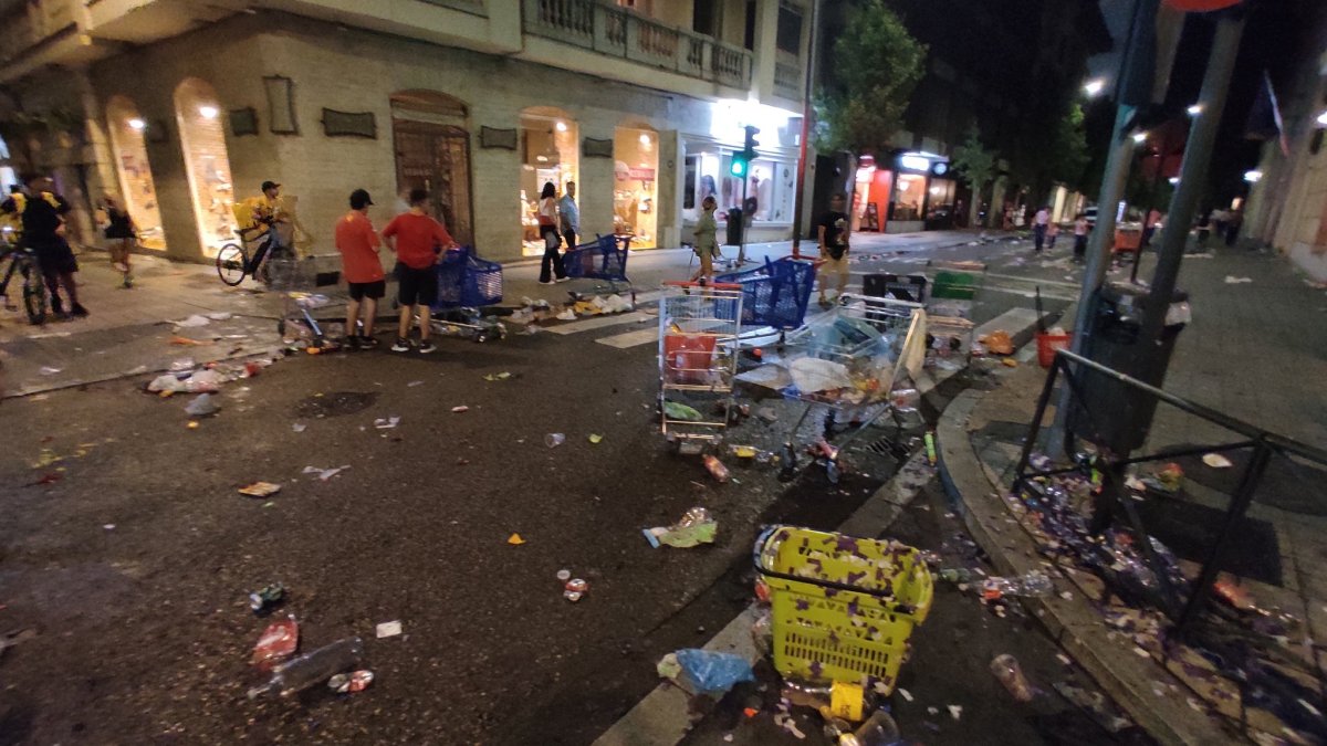 Imagen de la calle Duque de la Victoria con basura de la cuenta de x @F_Barrientos_D