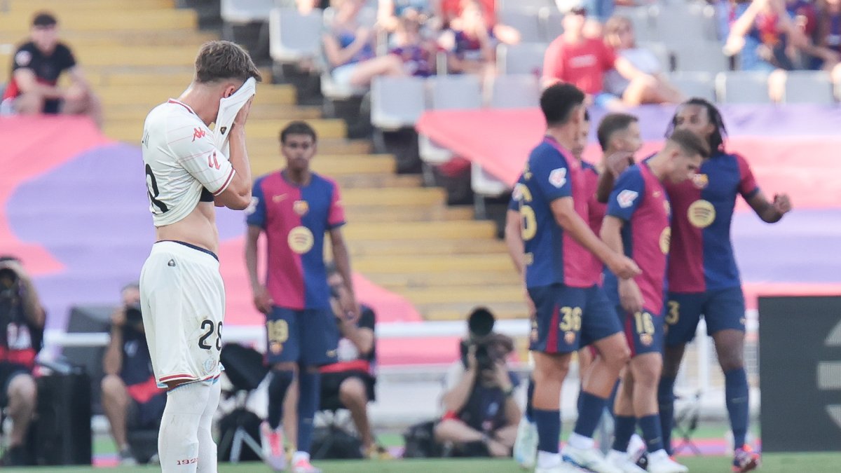 El jugador del Real Valladolid, Chuki,  abatido mientras el FC Barcelona celebra uno de sus siete goles.