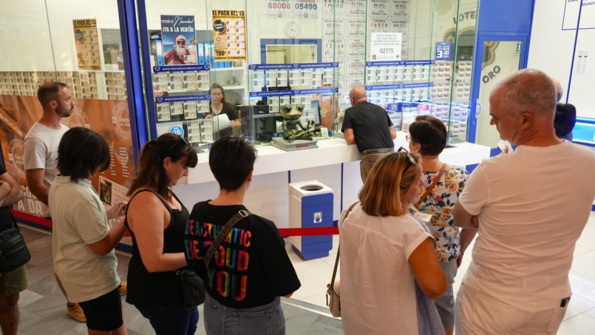 Cola en La Rana de Oro, en Valladolid, para comprar décimos del Gordo de Navidad