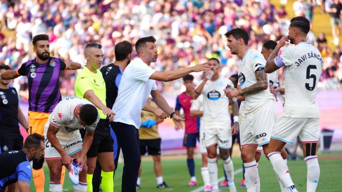 pezzolano intenta corregir a sus jugadores durante un receso en Montjuic en el partido ante el Barça.