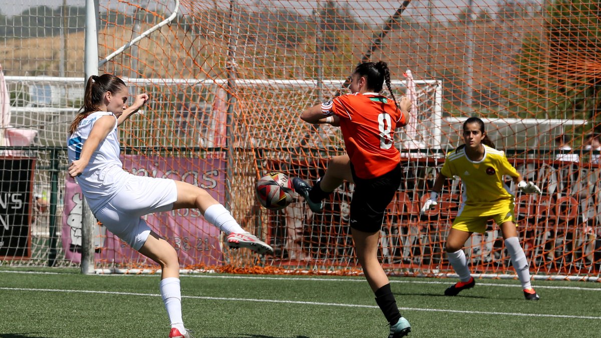 Un lance de la final del Trofeo de Ferias entre AD Parquesol y Villa Viciosa de Odón.