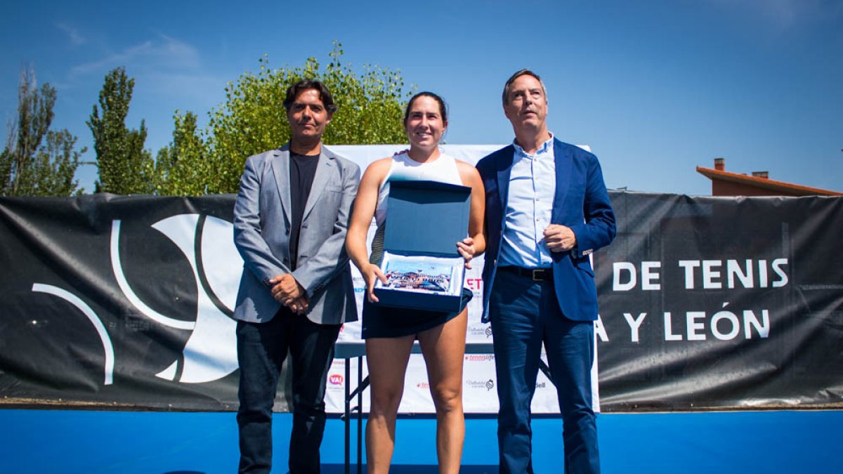 Celia Cerviño posa con el trofeo de campeona con el director general de deportes de la Junta y el presidente de la Federación de Tenis de Castilla y León..