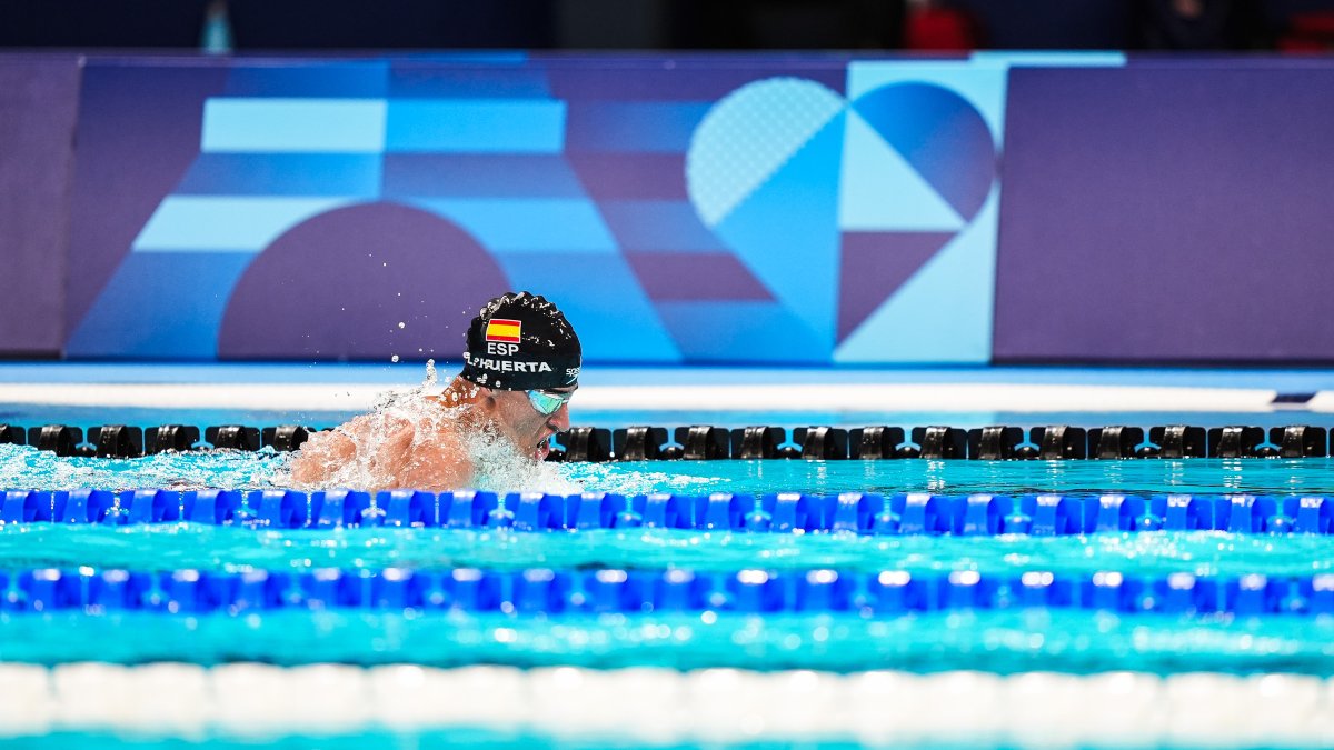 Luis Huerta en la piscina de La Dense Arena de París en  la final de los 100 m braza SB4.