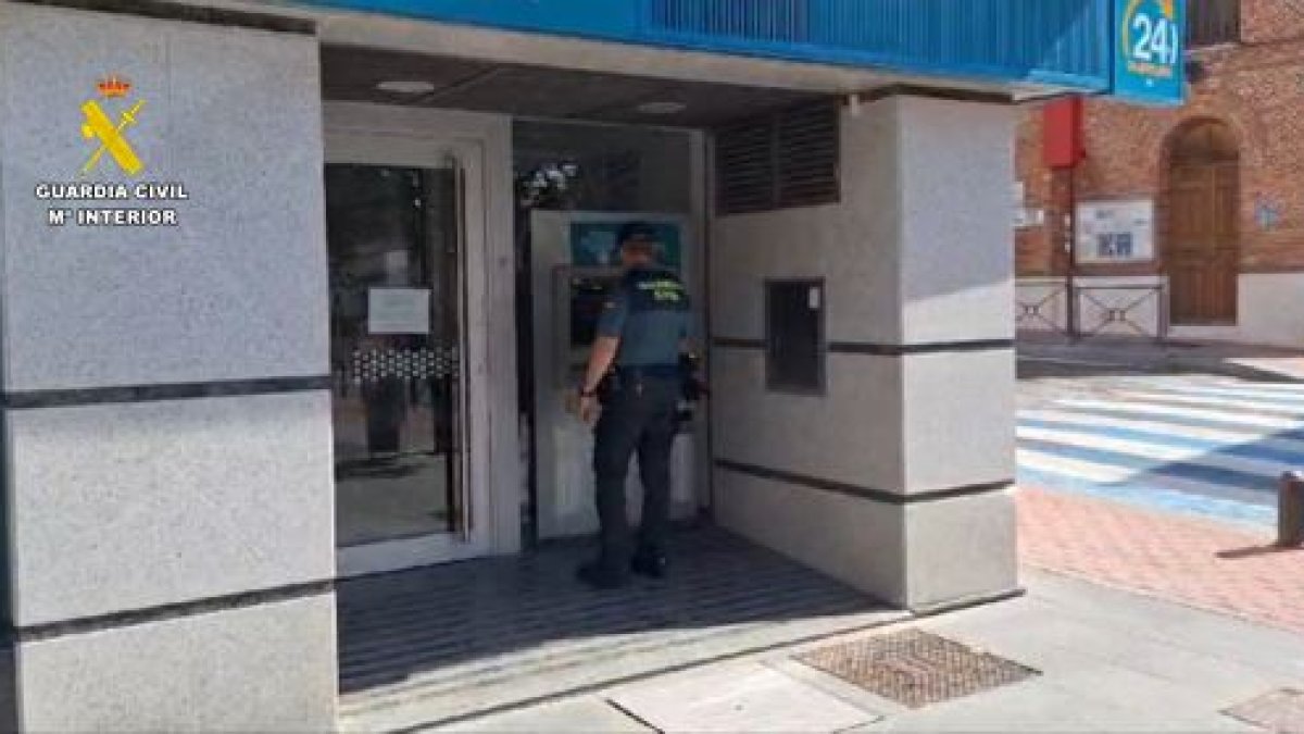 Un agente de la Guardia Civil en un cajero automático